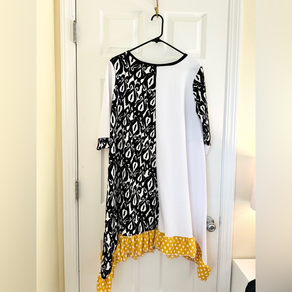Black and White Patterned Tunic with Yellow Accents - Picture 2 of 7